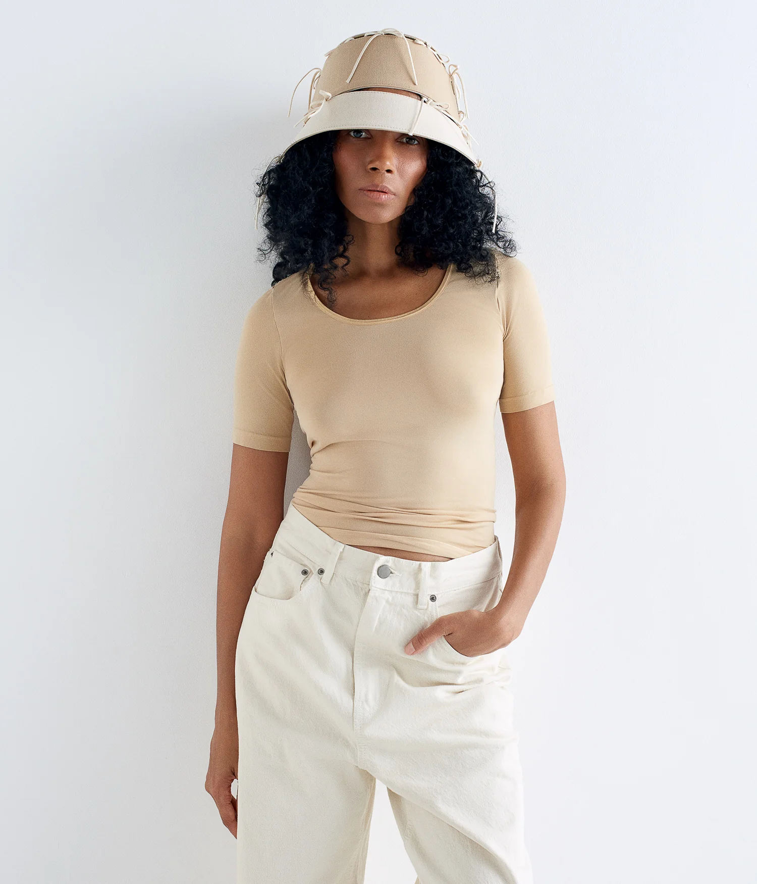 BOW BUCKET HAT IN LIGHT BEIGE